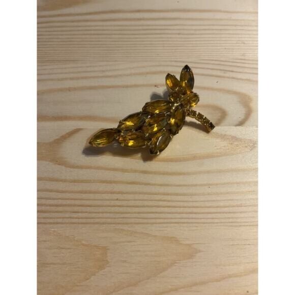Vintage Gold Leaf Brooch With Yellow Amber Tone Rhinestones - Picture 2 of 5